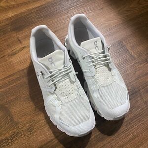 Womens Cloud 5 Shoes. Like new, only wore twice. Color is ice/white.